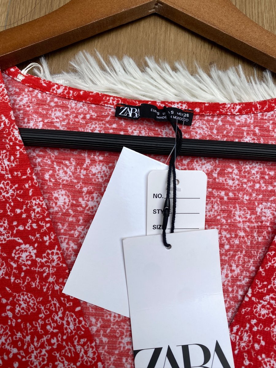 Vestido ZARA rojo con estampado floreado delicado — miniatura 4