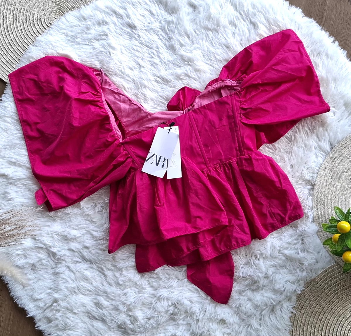 Top ZARA Fucsia con Maxi Volantes y Flor — miniatura 5