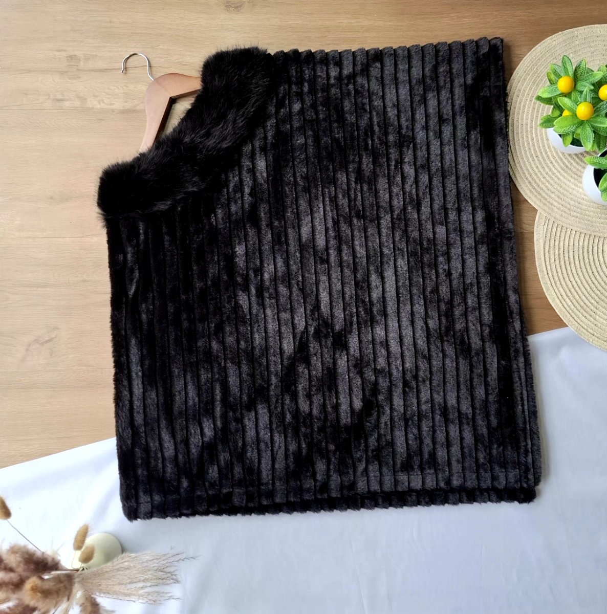 Poncho de Pelo CATHERINE MALANDRINO Negro — miniatura 3